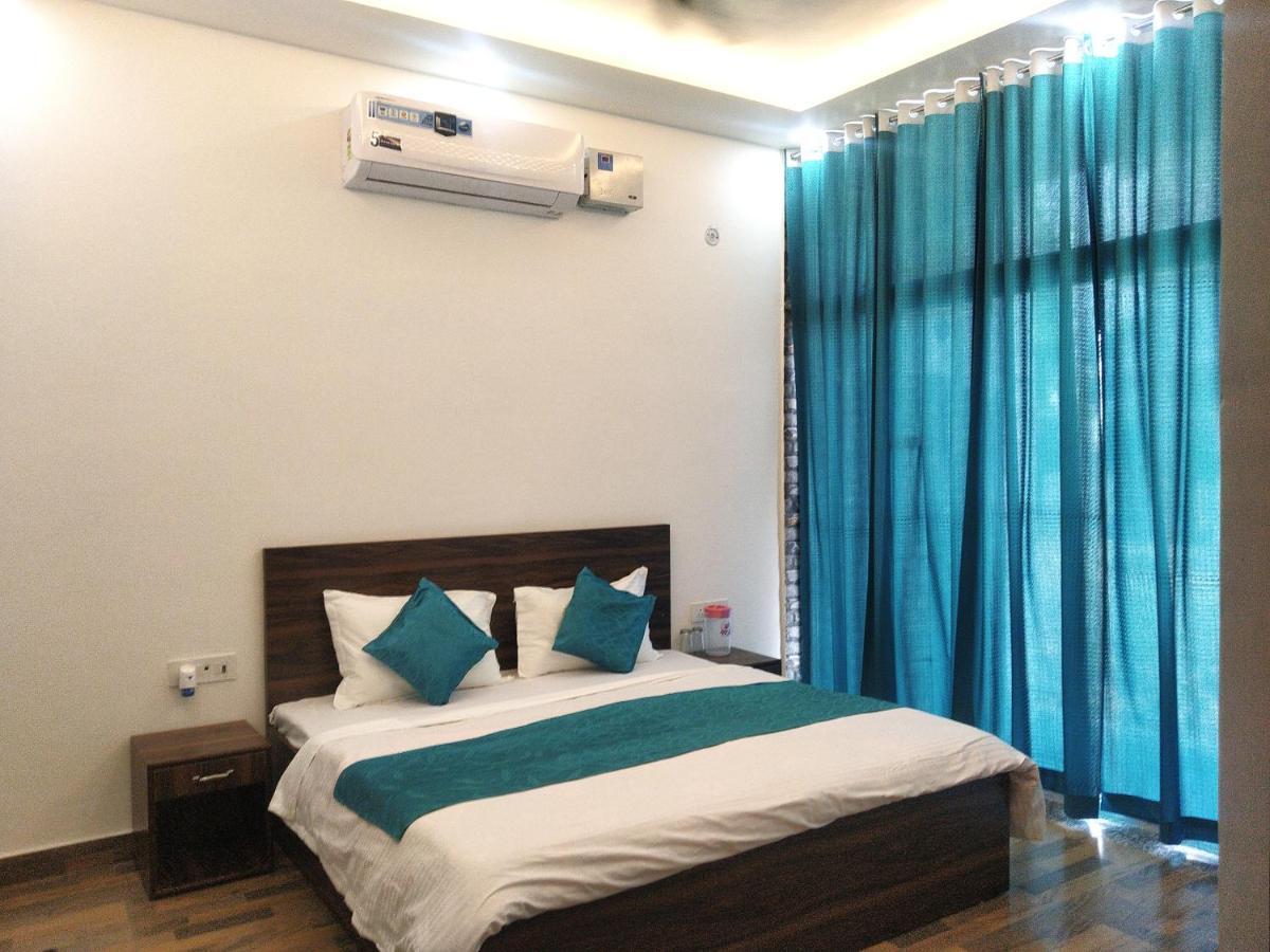 Nv Palace Hotel Vrindavan Exterior photo
